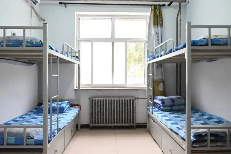 这所高中校园环境优美,班班都是智慧黑板,设施一流,你值得拥有_宿舍