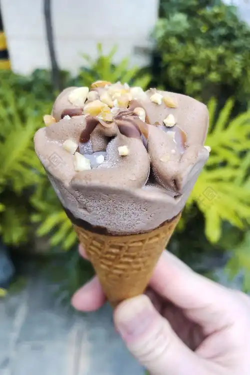 巧克力甜筒冰淇淋雪糕