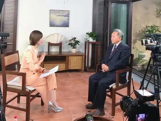 《张萌微访谈:对话2018影响力人物》在博鳌正式开机