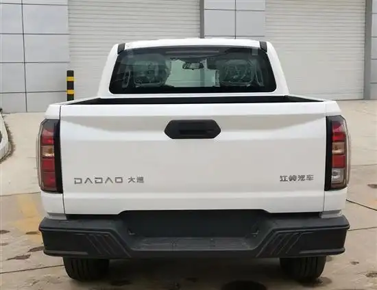 配备前贯穿灯 江铃全新皮卡实车曝光