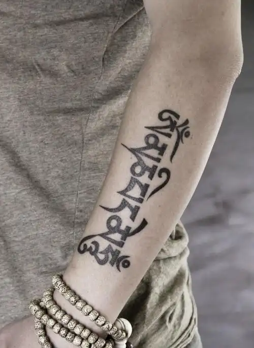 时尚美丽的手臂个性梵文纹身图案