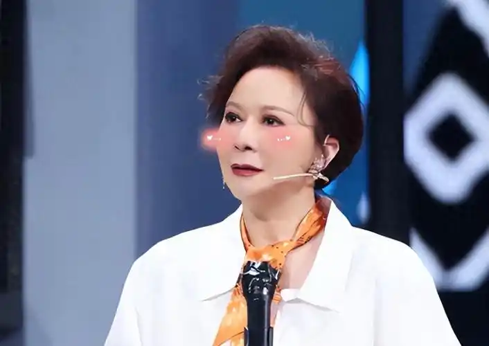 著名演员蔡明:从"国民笑星"到"晚节不保",现今她怎样了?