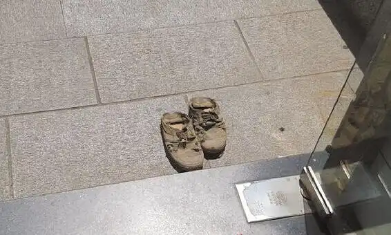 农民工脱掉脏鞋才借厕所 感动株洲网友