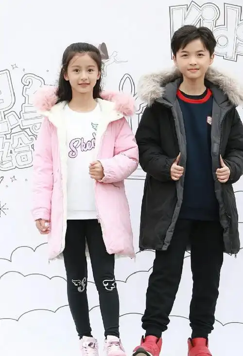 9岁的裴佳欣连王一博都能"撩",还偷抹妈妈口红,长大了不得