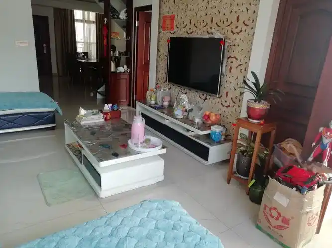 抗击肺炎不出门,在家帮妈妈整理客厅.