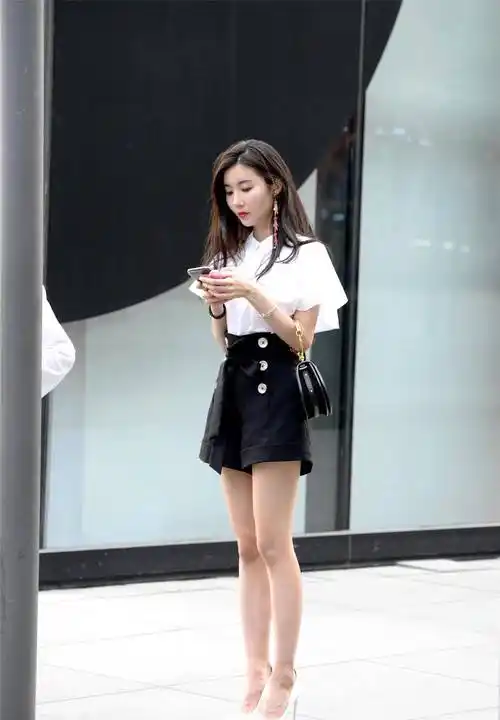 白色超高的尖头细跟鞋,简约的线条,黑白色的搭配,展现气质美