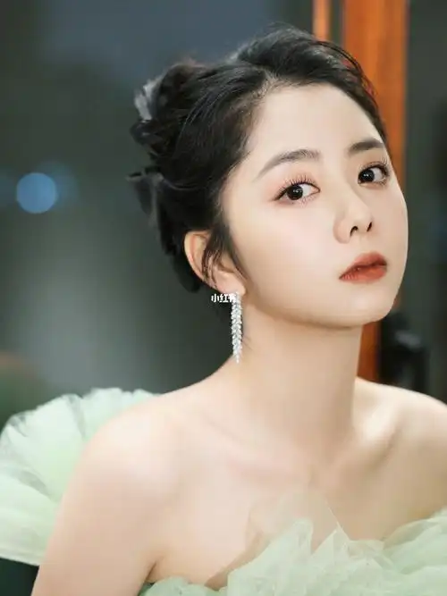 谭松韵金鹰节造型来咯