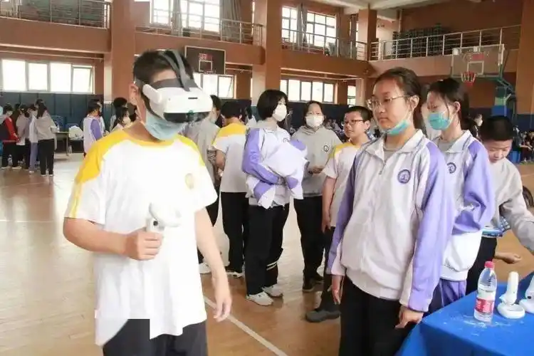 中学北京市第十九中学小编为大家盘点了部分学校的特色科技教育课程一