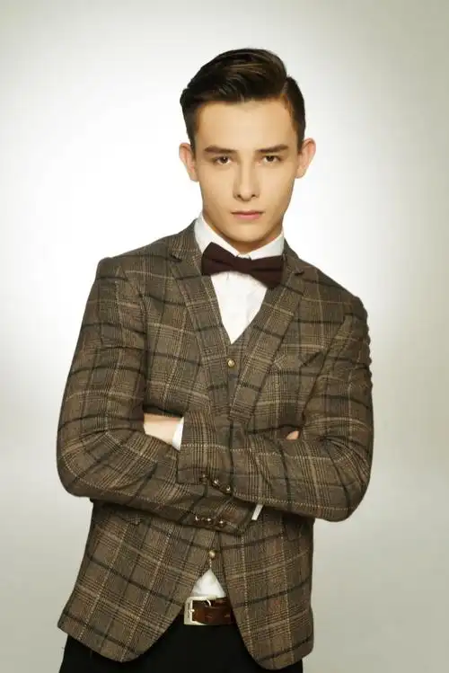 不驯,虽让不少代表感觉萨沙有些"不礼貌"(不主动跟人打招呼)和严肃,但