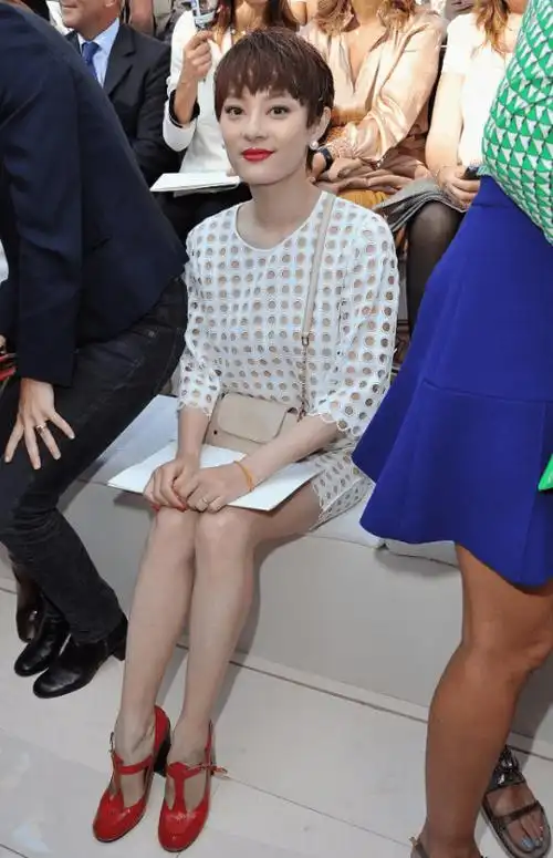 孙俪美到国外去了,白色"洞洞装"也穿出高级感,真优雅到骨子里_造型