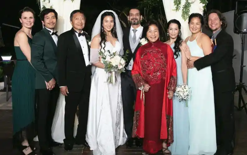 原创郑佩佩前夫近照穿红色卫衣为外孙庆生同框女儿一家比女婿年轻