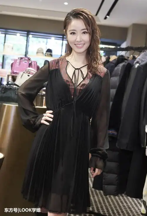 42岁林心如湿发玩时髦印花洋装配皮衣又帅又美看着像24岁