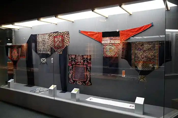 展示馆藏拼布艺术诠释时尚生活