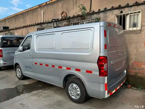 两座盲窗货车版睿行m60装货空间简直太大了