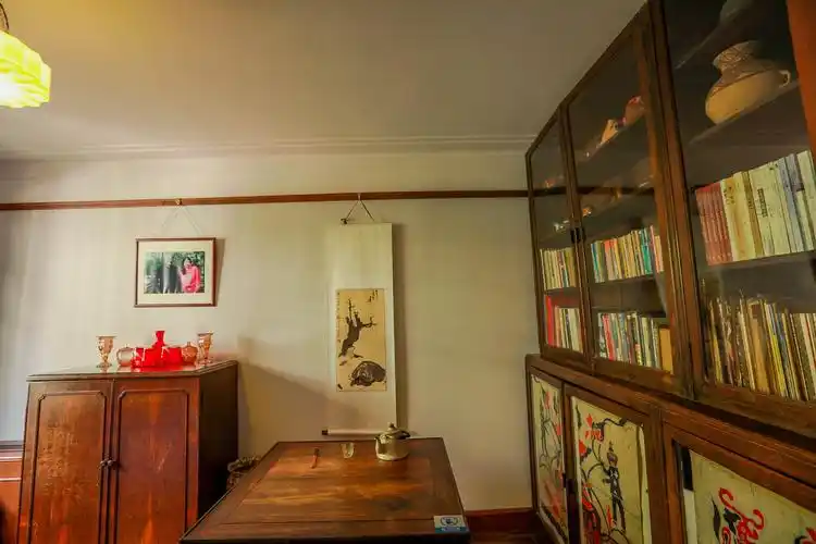 我们所熟悉的作品便是三毛弄堂内的墙壁上也都是三毛的漫画形象引人