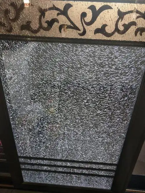 求证双层钢化玻璃破裂是人为外力还是自爆