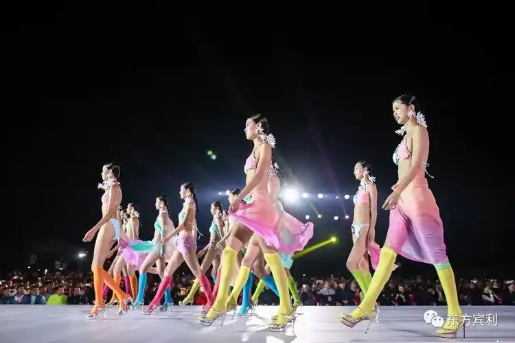 中国职业模特大赛内外兼修品质为优三奇泳装