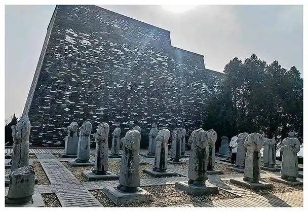 武则天墓前61个无头石人,百年来难以解释,1971年两位农民提供线索