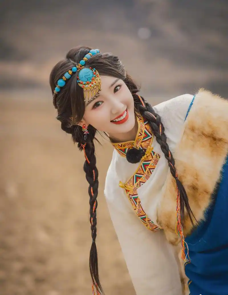 毛晓彤卓玛女孩甜美笑容写真