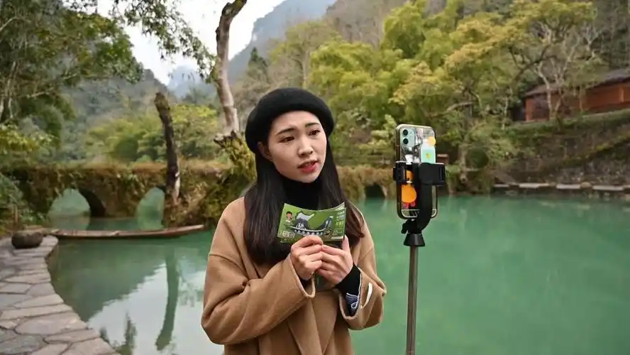 贵州荔波:导游变主播 直播带网友"云游"景区_腾讯新闻