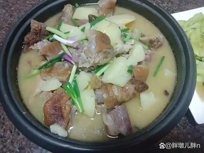 00  看这一锅腊猪脚炖土豆,金黄色的汤汁闪着食欲之光95.
