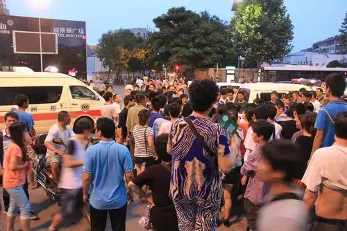 郑州街头裸奔女引交通堵塞 疑精神受刺激(图)