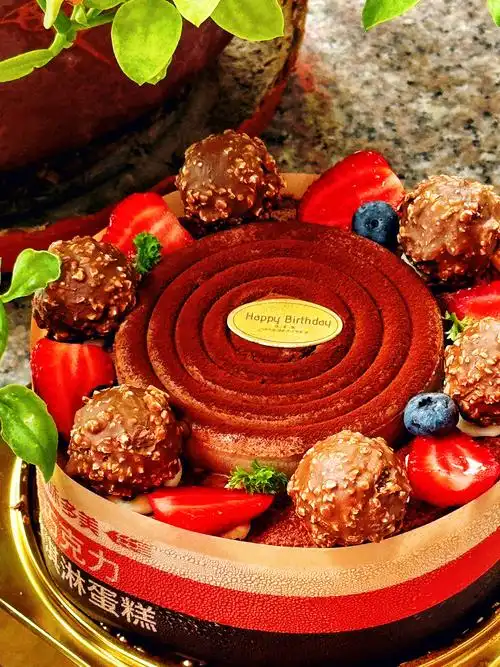 母上大人生日即将来临
我精心挑选了味多美的巧克力冰激凌蛋糕
这