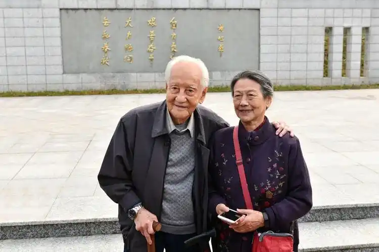 黄旭华院士与夫人李世英.