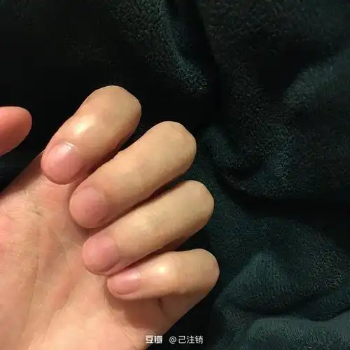 我觉得我的手指甲好可爱哦