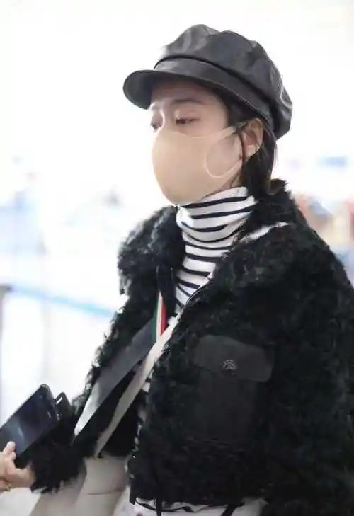 张雪迎时尚品味提升不少穿短款羊羔毛外套走机场素颜状态超好