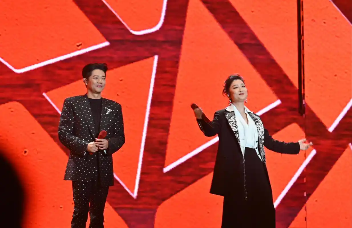 【凤凰传奇演唱会】【4k分p】常州站第一场"内场vip区蹦迪直拍视角"