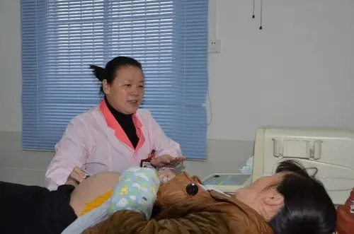 曾玉梅为孕妇进行b超检查