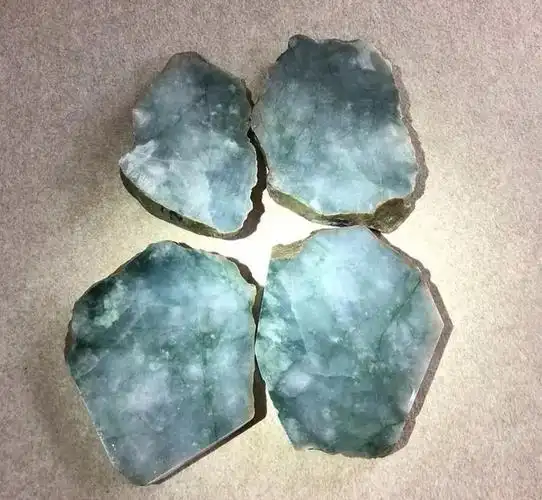 美女不听劝买下的翡翠原石切开遇到重重困境最终让人心旷神怡