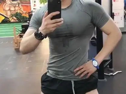 健身 #黑皮体育生 #性感男人 #阳光男孩 #体育生 肌肉男健身房帐揪