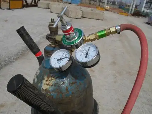图五:氧气瓶上也应安装回火器.