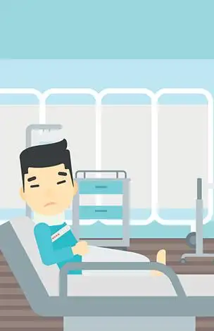 遭受脖子痛的一个亚裔人有在床上的受伤的脖子的人在医院病房里护颈的