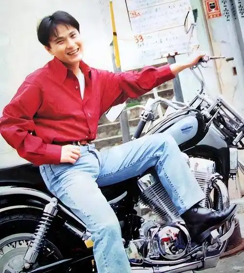 新人歌手向何炅抱怨宣传没自己名字,张信哲阿雅出道哪个不是配角_菲戈