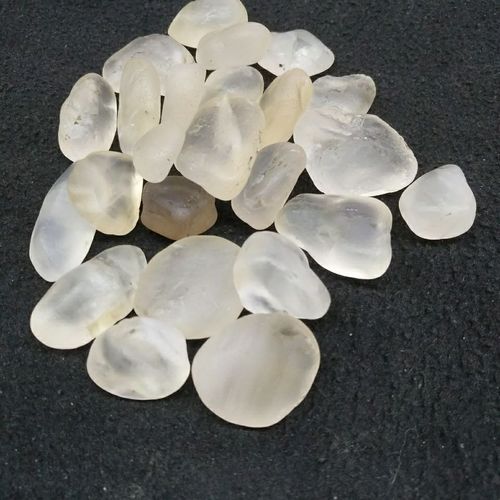 新疆戈壁滩托帕石,半宝石,宝石光.托帕石原石白色