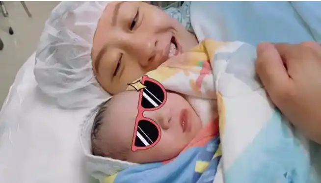 应采儿带二胎儿子理发,hoho长发已经过肩膀,模样越来越像陈小春|田亮