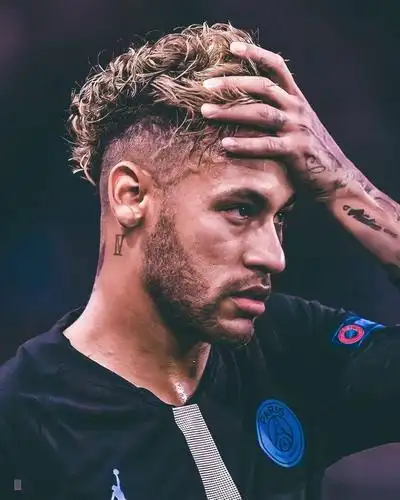 moment | 球星帅照:内马尔