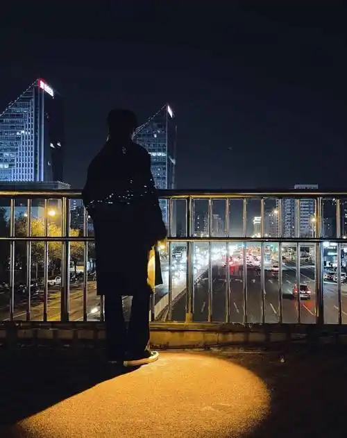 马嘉祺深夜天桥随拍 围巾黑色大衣在路灯下的马嘉祺好温柔