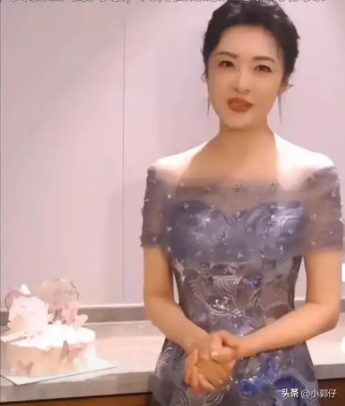 主持人周涛迎来56岁生日一袭蓝紫色露肩长裙优雅端庄魅力依旧