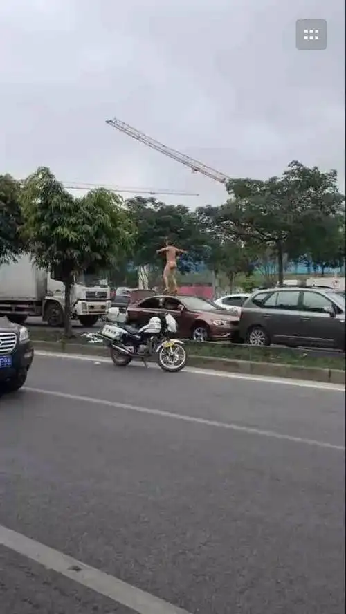 裸男快环上蹦迪被协警及时制止