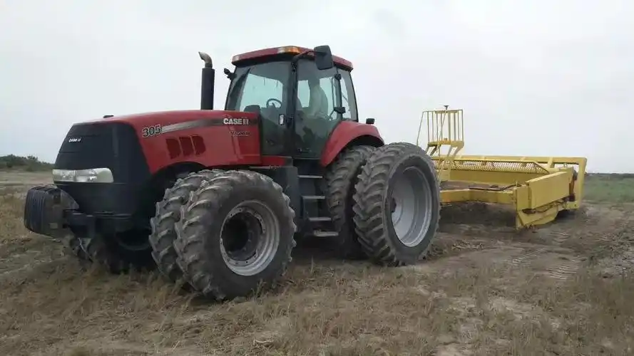 北斗卫星为凯斯300大马力拖拉机提供高精度自动施工服务