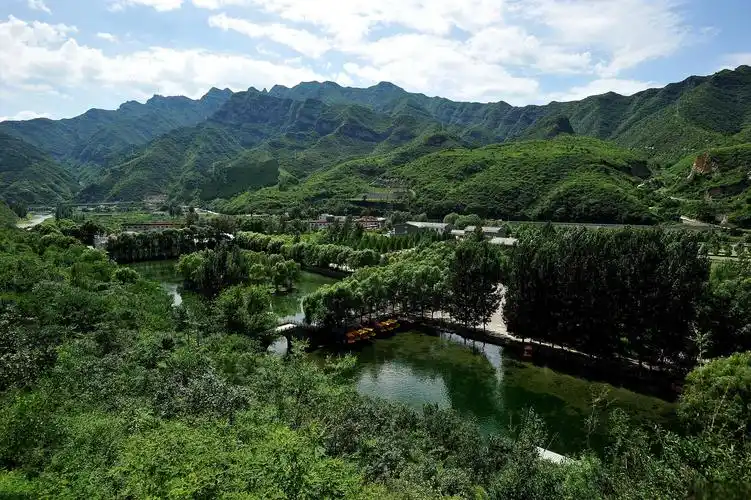 保定野三坡景区介绍 保定野三坡景区位于河北省保定市涞水县境内,是一