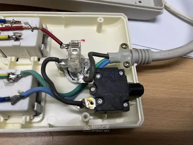 拆一个公牛gn-b15d/16a max 250v排插换线,原来的线被剪了.