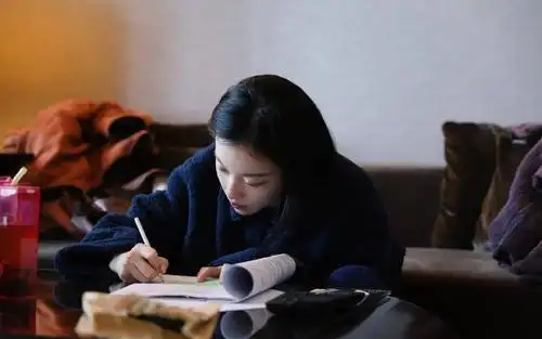 倪妮演话剧的上下班私服真有看头