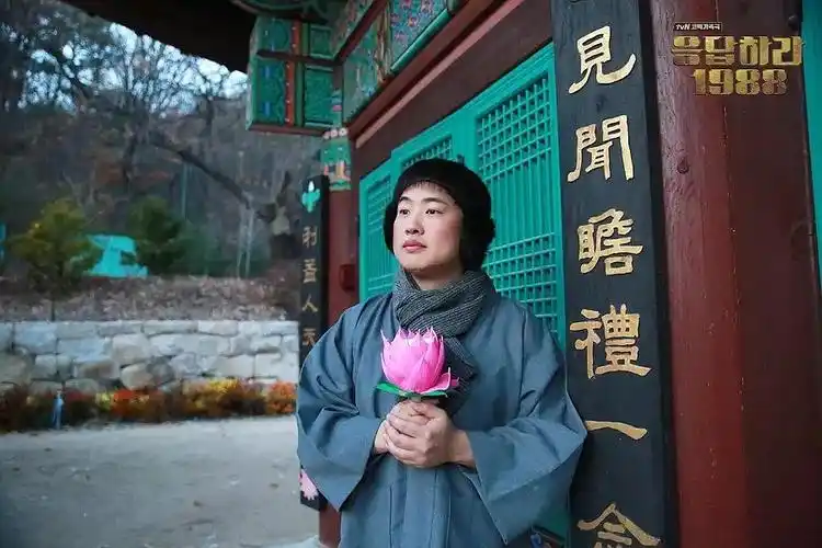 求图|一个小孩模仿正峰欧巴手拿莲花