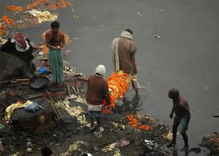万能的恒河水,可以洗澡洗衣服下葬还有人饮用