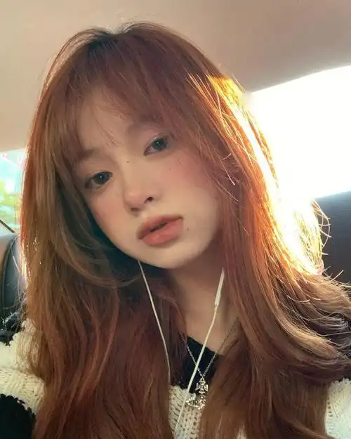 我认为这款脏橘色 还是很不错的颜色提高肤色的亮度 ,穿衣百搭